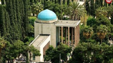 عکس؛ سفر به تاریخ؛ مردان شیرازی که نزدیک آرامگاه سعدی ایستاده‌اند؛ بیش از 100 سال قبل