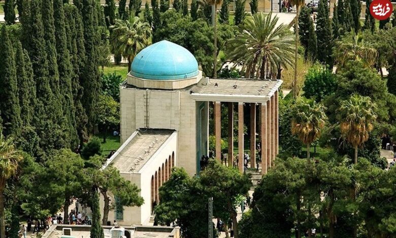 عکس؛ سفر به تاریخ؛ مردان شیرازی که نزدیک آرامگاه سعدی ایستاده‌اند؛ بیش از 100 سال قبل