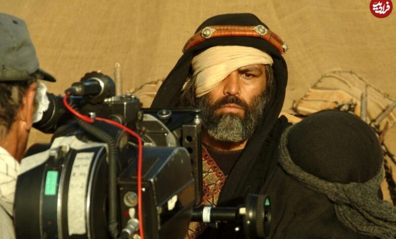 عکس؛ سفر به تاریخ؛ مرتب کردن لباس «مختار ثقفی» در کنار «مینیبوس» در پشتصحنه «مختارنامه» عکس؛ سفر به تاریخ؛ مرتب کردن لباس «مختار ثقفی» در کنار «مینیبوس» در پشتصحنه «مختارنامه»