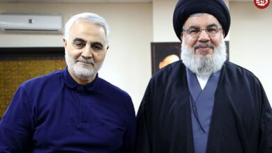 عکس؛ سفر به تاریخ؛ چهرۀ خندان «سردار سلیمانی» در کنار موتورسیکلتش در جبهه؛ دهۀ 60