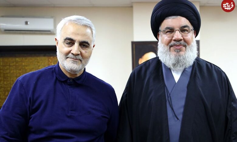 عکس؛ سفر به تاریخ؛ چهرۀ خندان «سردار سلیمانی» در کنار موتورسیکلتش در جبهه؛ دهۀ 60