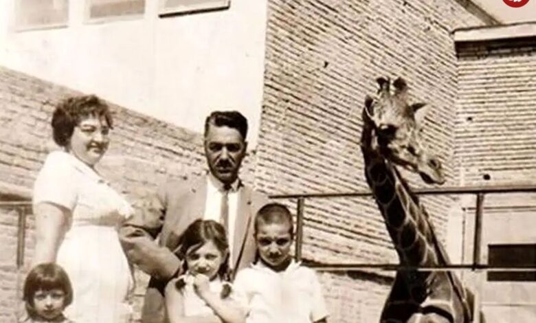 عکس؛ سفر به تاریخ؛ عکس یادگاری بچه‌ها با میمون باغ وحش تهران؛ سال 1351