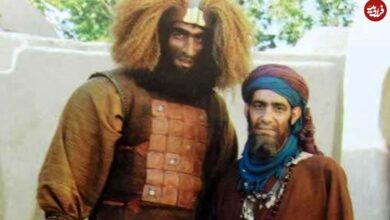 عکس؛ سفر به تاریخ؛ «غول لشکر زبیری» (مختارنامه) در نوجوانی در کنار مربی‌اش