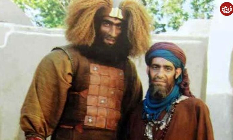 عکس؛ سفر به تاریخ؛ «غول لشکر زبیری» (مختارنامه) در نوجوانی در کنار مربی‌اش