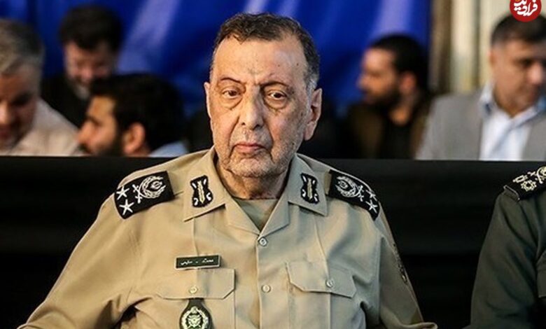 عکس؛ سفر به تاریخ؛ «سرلشکر سلیمی» (فرمانده سابق ارتش) در کنار رهبر انقلاب در دانشگاه ستاری