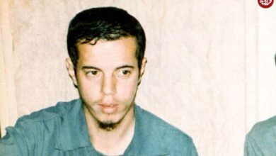 عکس؛ سفر به تاریخ؛ «شهید حسن باقری» و همرزمانش با اسلحه و بیل در خاکریز؛ دهۀ 1360