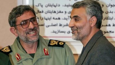 عکس؛ سفر به تاریخ؛ «پسر سردار سلیمانی» در آغوش «سردار قاآنی» بعد از شهادت پدر