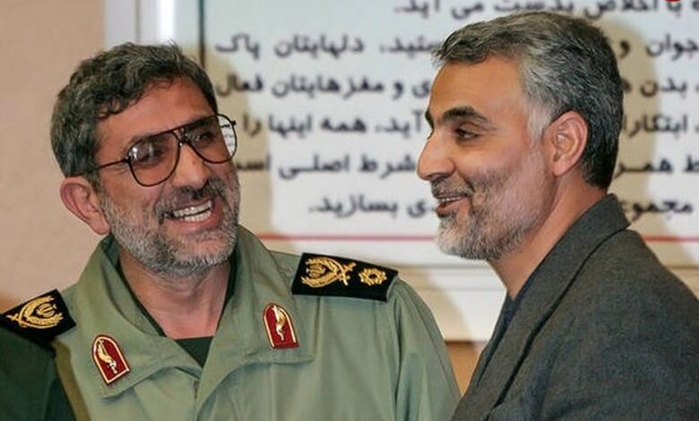 تاریخ و سفر در زمان؛ (عکس) به «پسر سردار سلیمانی» آغوش «سردار قاآنی» بعد از شهادت پ عکس؛ سفر به تاریخ؛ «پسر سردار سلیمانی» در آغوش «سردار قاآنی» بعد از شهادت پدر