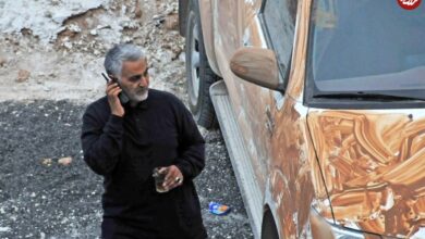 عکس؛ سفر به تاریخ؛ «حاج قاسم سلیمانی» در حال عبور از کنار قلعۀ باستانی حلب؛ دهۀ 1390