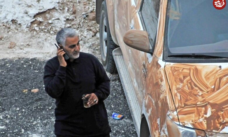 عکس؛ سفر به تاریخ؛ «حاج قاسم سلیمانی» در حال عبور از کنار قلعۀ باستانی حلب؛ دهۀ 1390 عکس؛ سفر به تاریخ؛ «حاج قاسم سلیمانی» در حال عبور از کنار قلعۀ باستانی حلب؛ دهۀ 1390