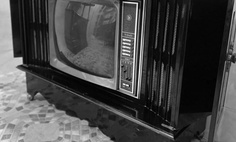 ( عکس) سفر به ایران قدیم؛ قیمت تلویزیونهای سیاهوسفید مبله اعلام شد! ( عکس) سفر به ایران قدیم؛ قیمت تلویزیونهای سیاهوسفید مبله اعلام شد!