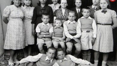 (عکس) سفر در زمان؛ «شادی و برف بازی کودکان لهستانی در اصفهان»؛ سال 21