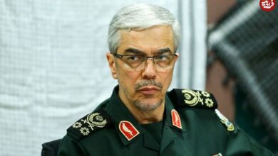 عکس؛ سفر به تاریخ؛ «سپهبد باقری» در یک منطقۀ جنگی در سوریه در حال بررسی نقشۀ نظامی