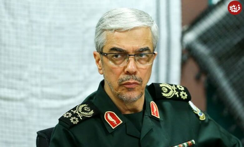 عکس؛ سفر به تاریخ؛ «سپهبد باقری» در یک منطقۀ جنگی در سوریه در حال بررسی نقشۀ نظامی عکس؛ سفر به تاریخ؛ «سپهبد باقری» در یک منطقۀ جنگی در سوریه در حال بررسی نقشۀ نظامی