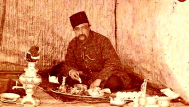 عکس؛ سفر به تاریخ؛ «ناصرالدین شاه» سوار بر سه‌چرخۀ سلطنتی در حیاط کاخ گلستان