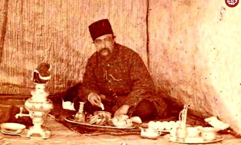 عکس؛ سفر به تاریخ؛ «ناصرالدین شاه» سوار بر سه‌چرخۀ سلطنتی در حیاط کاخ گلستان