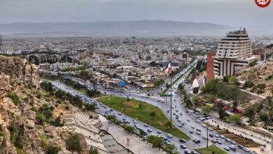 عکس؛ سفر به تاریخ؛ زن و مرد شیرازی با لباس محلی در پمپ بنزین؛ سال 1353