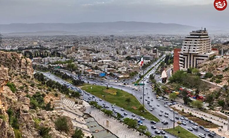 عکس؛ سفر به تاریخ؛ زن و مرد شیرازی با لباس محلی در پمپ بنزین؛ سال 1353