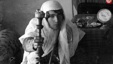عکس؛ سفر به تاریخ؛ عکس دیده‌نشدۀ «زن ایرانی» در حال کشیدن «تریاک» در دوران رضاخان