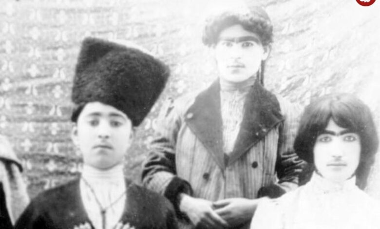 تاریخ و سفر در زمان؛ (عکس) به دستۀ «مطربها» با ساز و قلیان بیش از یک قرن قبل عکس؛ سفر به تاریخ؛ دستۀ «مطربها» با ساز و قلیان؛ بیش از یک قرن قبل