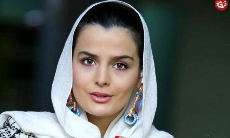 عکس| سفر زمان؛ تیپ و چهرۀ بازیگر نقش «سوجان» در مراسم اکران یک فیلم