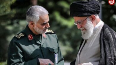 عکس؛ سفر به تاریخ؛ «سردار سلیمانی» در 37 سالگی در منزل یک جانباز کرمانی؛ سال 1372