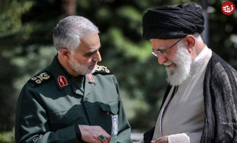 عکس؛ سفر به تاریخ؛ «سردار سلیمانی» در 37 سالگی در منزل یک جانباز کرمانی؛ سال 1372 عکس؛ سفر به تاریخ؛ «سردار سلیمانی» در 37 سالگی در منزل یک جانباز کرمانی؛ سال 1372