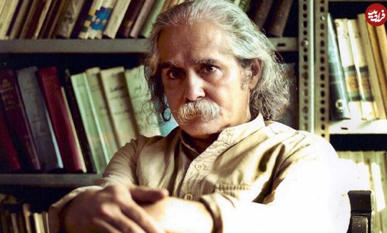 عکس؛ سفر در زمان؛ «مهدی اخوان‌ثالث» و همکلاسی دوران دبیرستان اش در حیاط خانه اش در تهران؛ سال 55