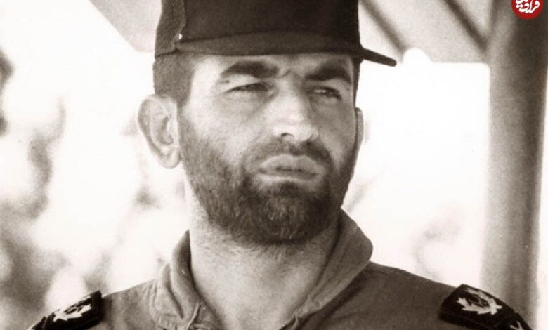 عکس؛ سفر در زمان؛ «عباس بابایی» در حال بازدید از یک نمایشگاه نظامی؛ اواخر دهه 50 عکس؛ سفر در زمان؛ «عباس بابایی» در حال بازدید از یک نمایشگاه نظامی؛ اواخر دهه 50