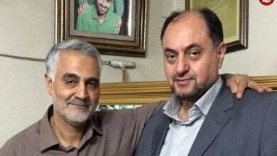 عکس؛ سفر به تاریخ؛ «فرزاد فرزین» در مراسم ترحیم پدر «وحید حقانیان»؛ سال 1397