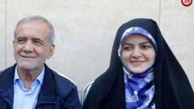 عکس؛ سفر به تاریخ؛ «زهرا، دختر پزشکیان» در کنار «زینب، دختر سردار سلیمانی» در بیت رهبری