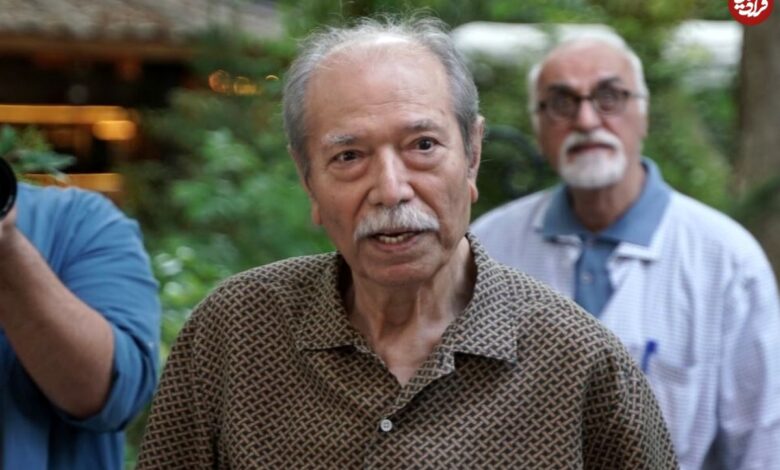 عکس؛ سفر به تاریخ؛ چهرۀ «علی نصیریان» در 42 سالگی در کنار «سعید کنگرانی»؛ سال 55 عکس؛ سفر به تاریخ؛ چهرۀ «علی نصیریان» در 42 سالگی در کنار «سعید کنگرانی»؛ سال 55