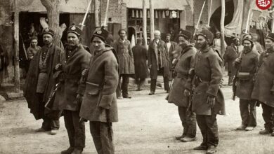 عکس؛ سفر به تاریخ؛ نظامی‌های دوران قاجار که روی پشت‌بام سیگار می‌کشیدند؛ بیش از یک قرن قبل