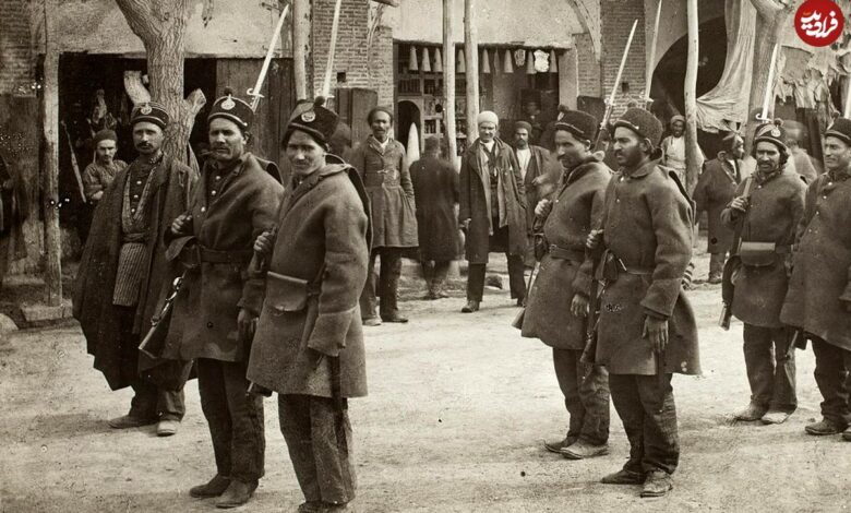 عکس؛ سفر به تاریخ؛ نظامی‌های دوران قاجار که روی پشت‌بام سیگار می‌کشیدند؛ بیش از یک قرن قبل