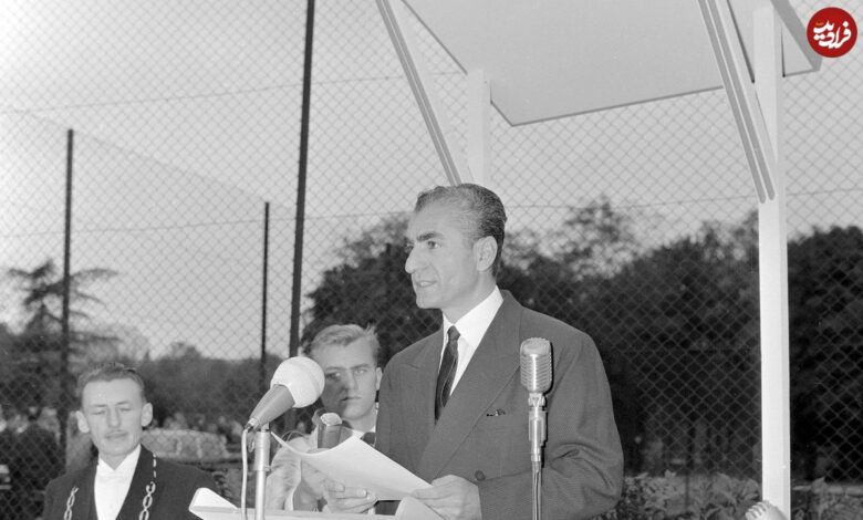 عکس؛ سفر در زمان؛ «محمدرضا پهلوی» در حال بازدید از یک نمایشگاه در تهران؛ سال 1339 عکس؛ سفر در زمان؛ «محمدرضا پهلوی» در حال بازدید از یک نمایشگاه در تهران؛ سال 1339