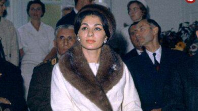 (عکس) سفر در تاریخ؛ «فرح» در حال پخت نان در تنور در طبس؛ شهریور 1357