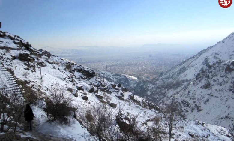 عکس؛ سفر در زمان؛ عکس دسته جمعی جوانان در دربند تهران و در کنار آبشار پس قلعه سال ۱۳۱۱ تهران