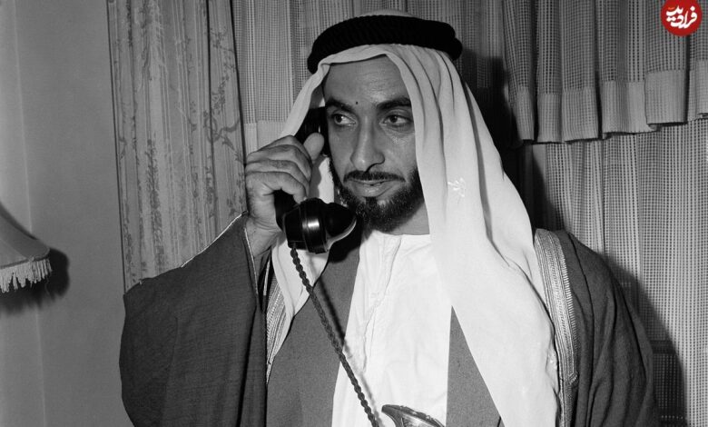 عکس؛ سفر در زمان؛ «محمدرضا پهلوی در حال روبوسی با بنیانگذار امارات»؛ سال 1353