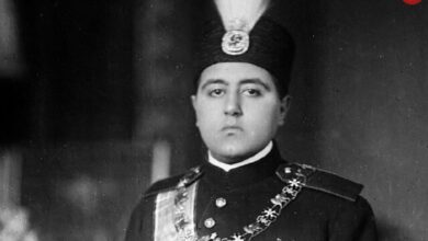 عکس؛ سفر در زمان؛ همسر احمدشاه به پنجره روزنامه چسبانده بود که چشمش به مجسمه رضاشاه نیفتد