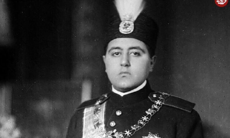 عکس؛ سفر در زمان؛ همسر احمدشاه به پنجره روزنامه چسبانده بود که چشمش به مجسمه رضاشاه نیفتد عکس؛ سفر در زمان؛ همسر احمدشاه به پنجره روزنامه چسبانده بود که چشمش به مجسمه رضاشاه نیفتد