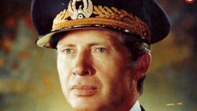 عکس؛ سفر در زمان؛ نادر جهانبانی در مراسم فارغ التحصیلی فرزندش انوشیروان