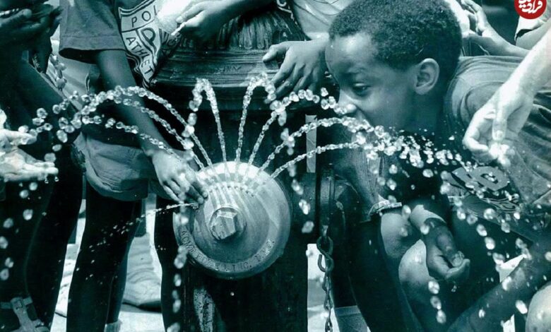 عکس؛ سفر در زمان؛ آب بازی کودکان نیویورکی با شیر فلکهٔ آتش نشانی در تابستان؛ 55 سال قبل عکس؛ سفر در زمان؛ آب بازی کودکان نیویورکی با شیر فلکهٔ آتش نشانی در تابستان؛ 55 سال قبل