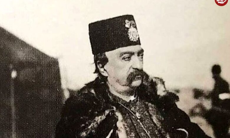 عکس؛ سفر در زمان؛ تصویر «ناصرالدین شاه» روی دیوار یک مغازه ایرانی در میدانبازار تفلیس در دوران قاجار عکس؛ سفر در زمان؛ تصویر «ناصرالدین شاه» روی دیوار یک مغازه ایرانی در میدانبازار تفلیس در دوران قاجار