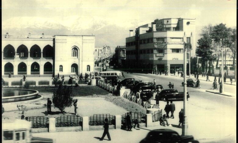 عکس؛ سفر در زمان؛ عکس تاریخی از آب‌فروشان چهارراه مخبرالدوله ۸۰ سال پیش!