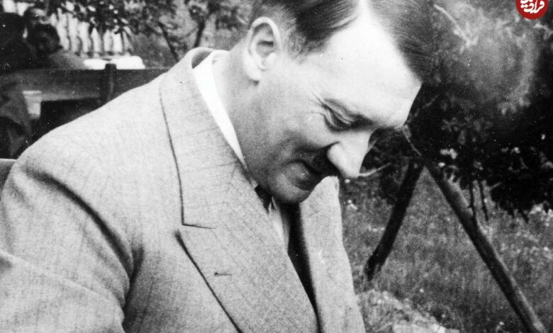 عکس؛ سفر در زمان؛ «هیتلر» سوار بر یک خودروی مرسدس بنز؛ سال 1302