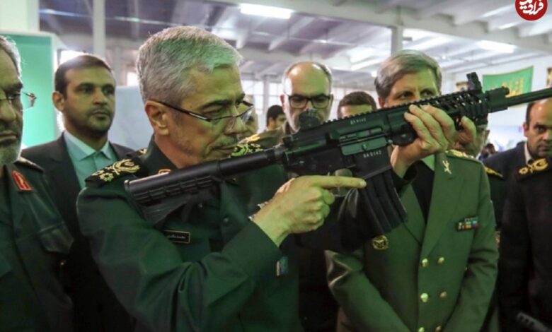 عکس؛ سفر در زمان؛ «سرلشکر باقری» در حال واکس زدن پوتین هایش در جبهه؛ دهه 60 عکس؛ سفر در زمان؛ «سرلشکر باقری» در حال واکس زدن پوتین هایش در جبهه؛ دهه 60