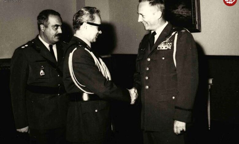 تاریخ و سفر در زمان؛ (عکس) | «رئیس سوم و چهارم ساواک» یک دورهمی نظامی دهه 50 عکس| سفر در زمان؛ «رئیس سوم و چهارم ساواک» در یک دورهمی نظامی؛ دهه 50