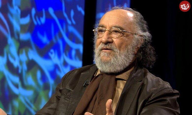 عکس| سفر در زمان؛ «داریوش ارجمند» در حال بوسیدن تندیس سردار سلیمانی؛ سال 99