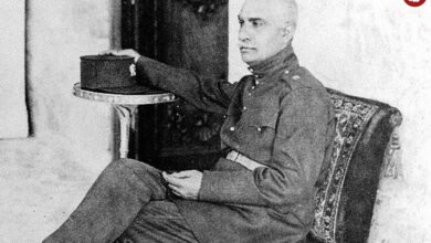 (عکس) سفر به تاریخ؛ بازدید «رضاخان» از راه آهن و ماشین‌ سیگارسازی؛ دهه 10