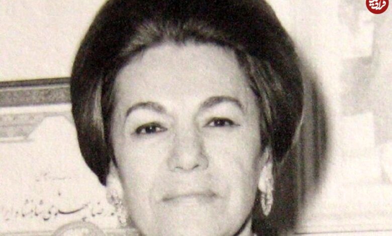 تاریخ و سفر در زمان؛ (عکس) «همسر سوم شاه کنار پ و ما ش سهراب و فریده دیبا» اواخر دهه 1310 عکس؛ سفر در زمان؛ «همسر سوم شاه در کنار پدر و مادرش سهراب و فریده دیبا»؛ اواخر دهه 1310